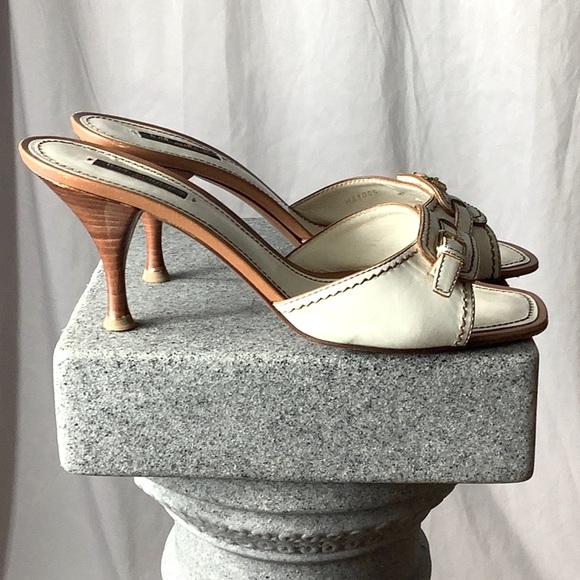 Louis Vuitton cream slip on sandals. - Picture 2 of 9